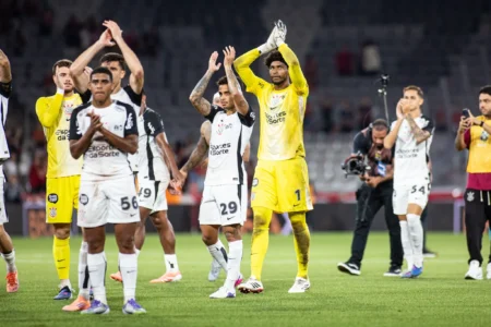 Corinthians vence terceira partida consecutiva apesar de atuação abaixo do esperado e campo em péssimas condições