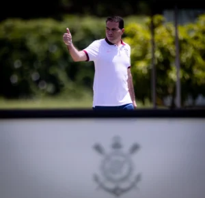 Corinthians busca reforços nos momentos finais da janela de transferências para ampliar elenco Corinthians busca reforços nos momentos finais da janela de transferências para ampliar elenco