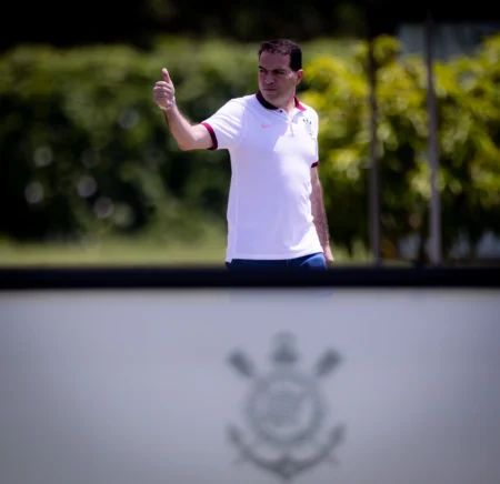 Corinthians busca reforços nos momentos finais da janela de transferências para ampliar elenco