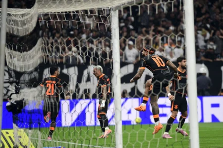 Corinthians e Cruzeiro se enfrentam em novo momento, com confiança e foco na liderança do Brasileiro Corinthians e Cruzeiro se enfrentam em novo momento, com confiança e foco na liderança do Brasileiro