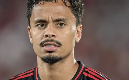 Corinthians negocia com Allan e busca acordo com Flamengo por divisão de salário.