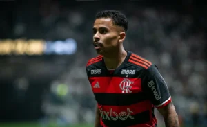 Corinthians fecha acordo e acerta com Allan, volante do Flamengo