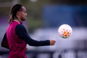 Corinthians x Palmeiras: Carrillo descartado do clássico por desconforto