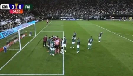 Corinthians x Palmeiras: Lance do pênalti envolve cavada de Andreas Pereira e escorregão de Memphis