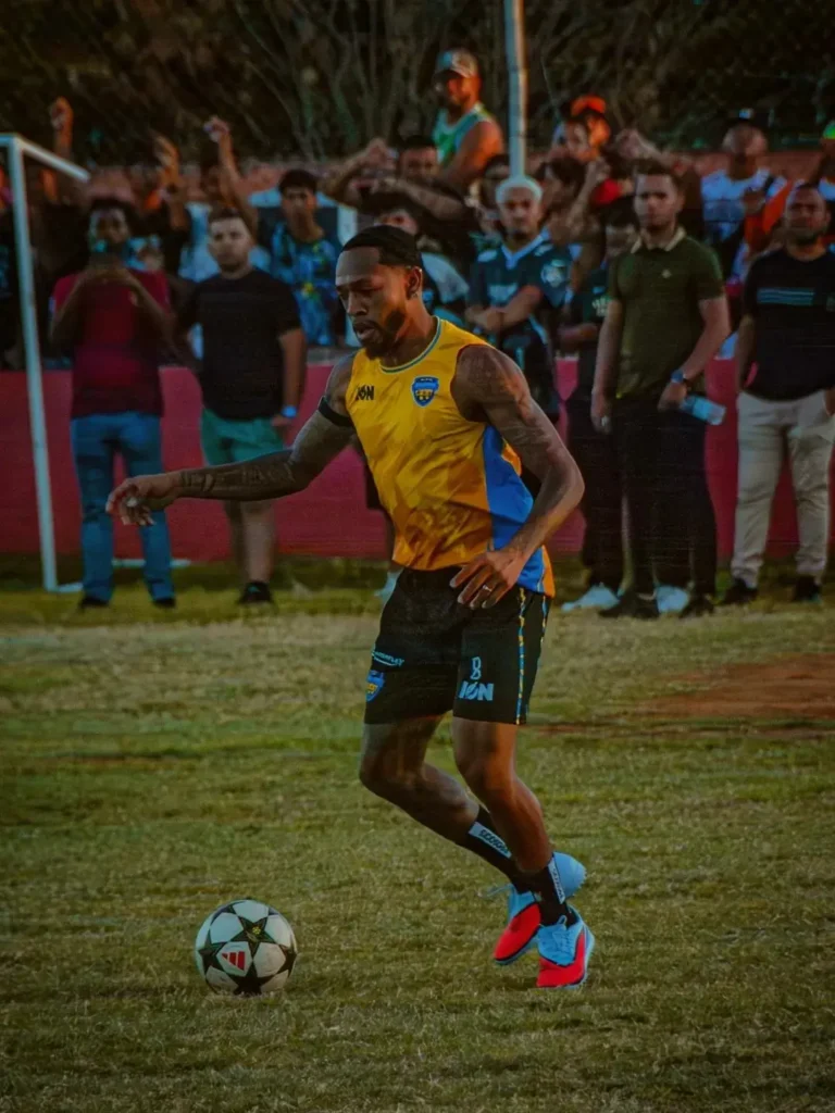 Corinthians busca acordo para rescisão com Martínez após atraso e lesão