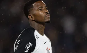 Corinthians encaminha empréstimo de zagueiro Cacá ao Vitória até o final da temporada
