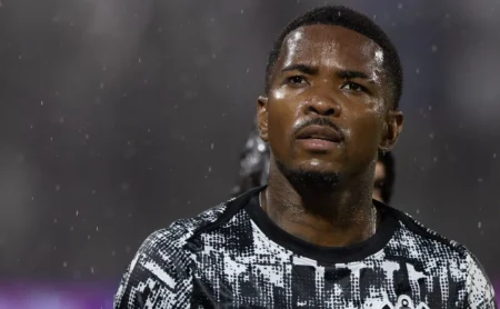 Corinthians perde Cacá e Santos aguarda Vojvoda para reforçar zaga no Brasil Corinthians perde Cacá e Santos aguarda Vojvoda para reforçar zaga no Brasil