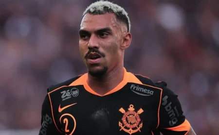 Corinthians planeja negociar Matheuzinho e André em meio à provável reformulação do elenco