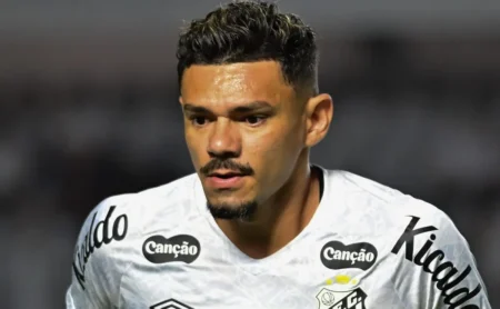 Coritiba não acerta com Tiquinho Soares e busca Pedro Raul no Corinthians