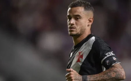 Coutinho: futuro incerto no Vasco divide opiniões e pode selar sua saída