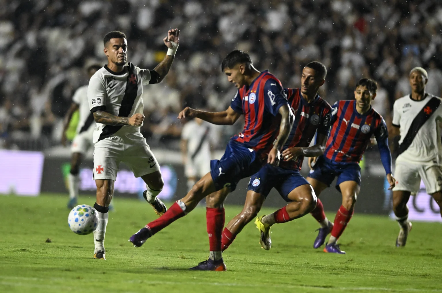 Coutinho é vaiado em São Januário, e Diniz o defende: "Presente para o Vasco"