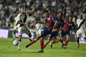 Coutinho é vaiado em São Januário, e Diniz o defende: "Presente para o Vasco"