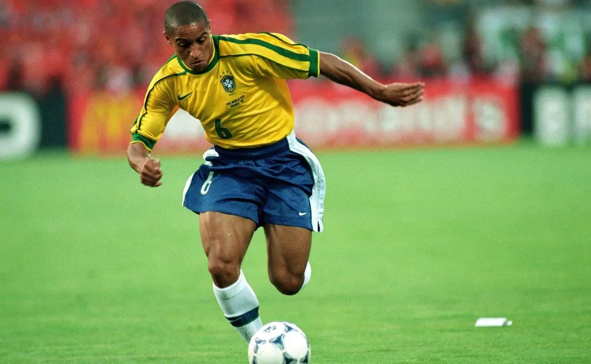 Crise de ofensividade nas laterais: problema estrutural na formação da Seleção Brasileira Crise de ofensividade nas laterais: problema estrutural na formação da Seleção Brasileira