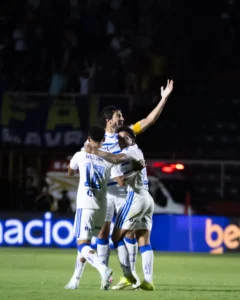 Cruzeiro avança com desempenho sólido e vislumbra solução para desafios do elenco