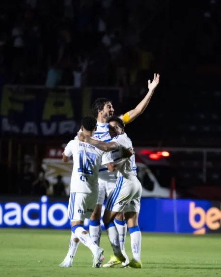 Cruzeiro avança com desempenho sólido e vislumbra solução para desafios do elenco