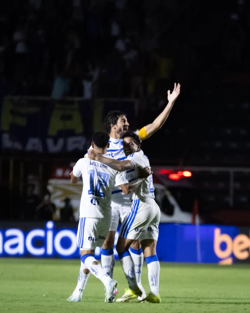 Cruzeiro avança com desempenho sólido e vislumbra solução para desafios do elenco Cruzeiro avança com desempenho sólido e vislumbra solução para desafios do elenco