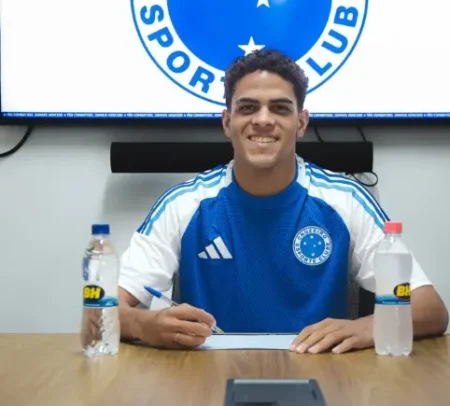 Cruzeiro anuncia a contratação de lateral-direito de 18 anos