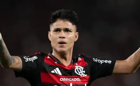 Cruzeiro de olho em Luiz Araújo: clube aguarda resposta do Flamengo para possível compra.