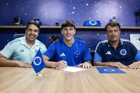 Cruzeiro renova contrato com zagueiro campeão da Copinha e revela história curiosa de sua chegada