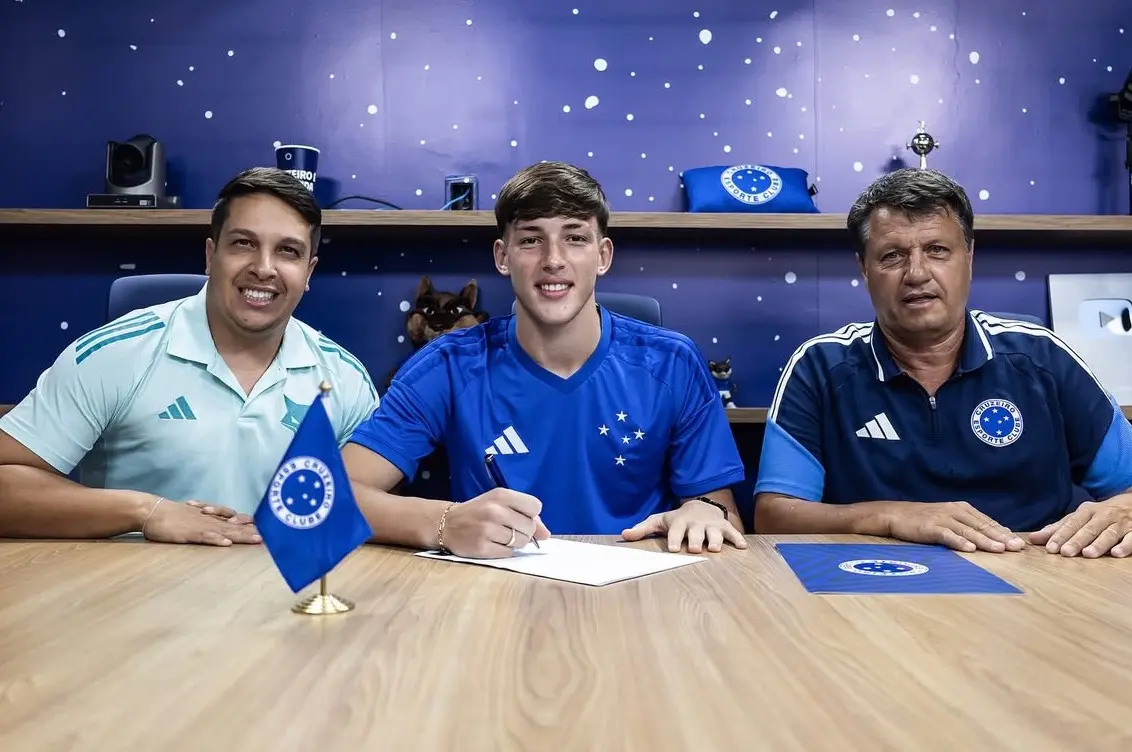 Cruzeiro renova contrato com zagueiro campeão da Copinha e revela história curiosa de sua chegada Cruzeiro renova contrato com zagueiro campeão da Copinha e revela história curiosa de sua chegada