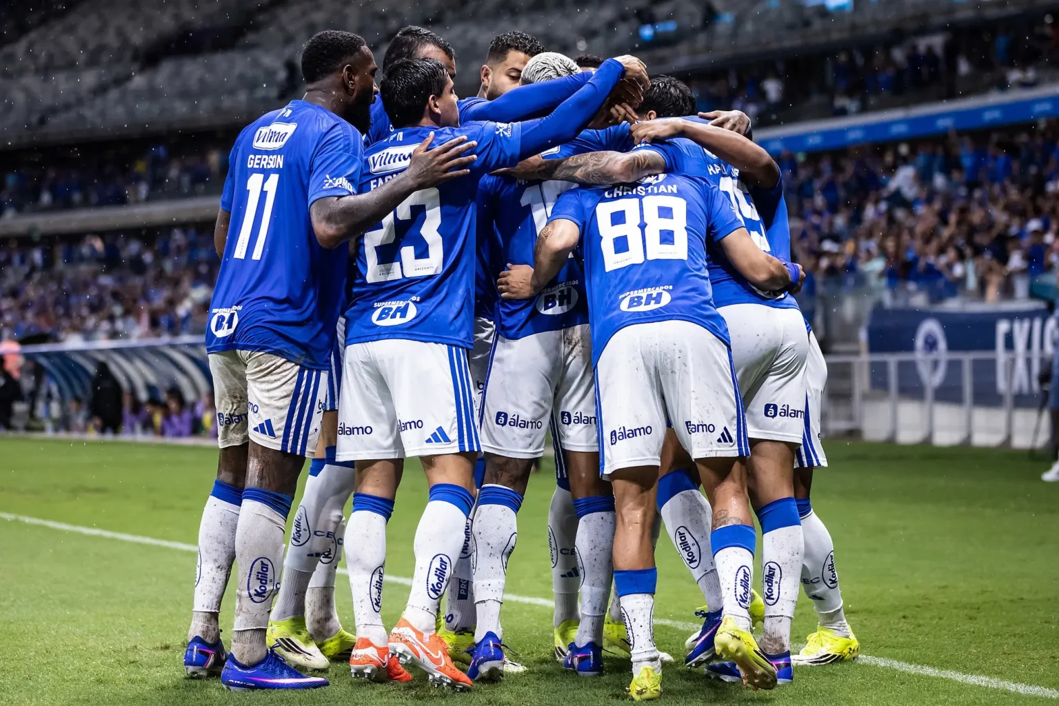 Cruzeiro supera chuva, pressão sobre Tite e busca acalmar ânimos em clássico Cruzeiro supera chuva, pressão sobre Tite e busca acalmar ânimos em clássico