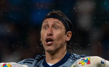 Cássio dedica vitória do Cruzeiro sobre o América-MG à diretoria: “Ameniza um pouco”