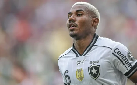 Cuiabano demonstra entusiasmo ao chegar ao Rio de Janeiro para acertar com o Vasco: “Muito feliz”