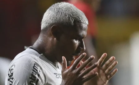 Cuiabano impressiona fisicamente no Vasco e empolga Fernando Diniz