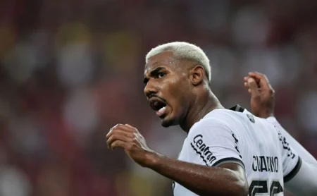 Cuiabano projeta estreia pelo Vasco e ressalta importância da torcida após anos jogando contra São Januário