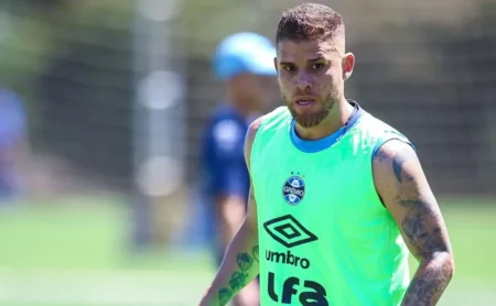 Cuéllar retorna do Carnaval no Rio com virose e é afastado pelo Grêmio; volante desfalca o time contra o Juventude Cuéllar retorna do Carnaval no Rio com virose e é afastado pelo Grêmio; volante desfalca o time contra o Juventude