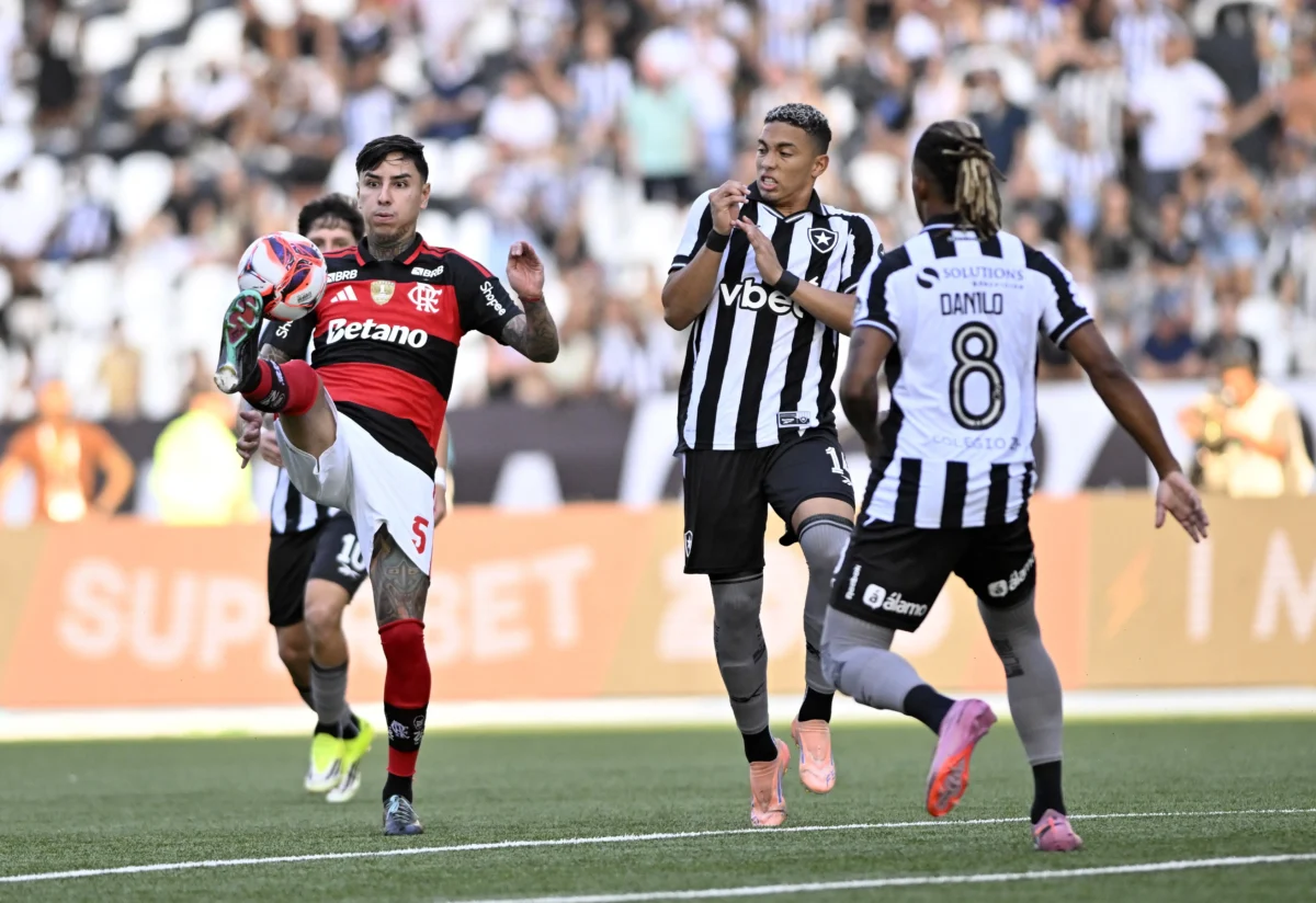 Danilo deixa o clássico sentindo dores e gera preocupação no Botafogo para a Libertadores Danilo deixa o clássico sentindo dores e gera preocupação no Botafogo para a Libertadores