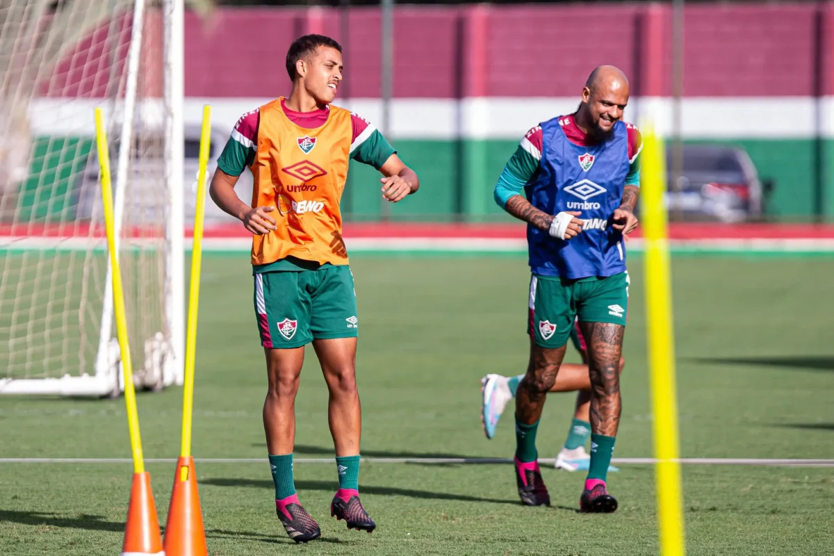 Davi, filho de Felipe Melo, busca seu espaço no Fluminense e fala sobre incentivo do pai: Saudável Davi, filho de Felipe Melo, busca seu espaço no Fluminense e fala sobre incentivo do pai: "Saudável"