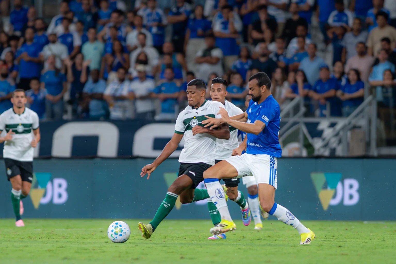 Defesa do Cruzeiro sofre média de mais de um gol por jogo sem Villalba