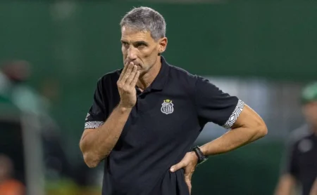 Demissão de Vojvoda descartada: Mattos blindou técnico nos bastidores do Santos