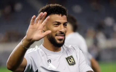 Denis Bouanga decide sobre o Fluminense e aguarda retorno oficial do clube.