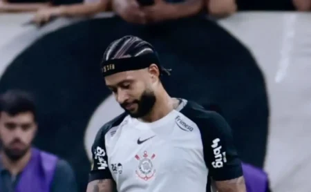 Depay desperdiça pênalti e Corinthians é derrotado pelo Palmeiras por 1 a 0