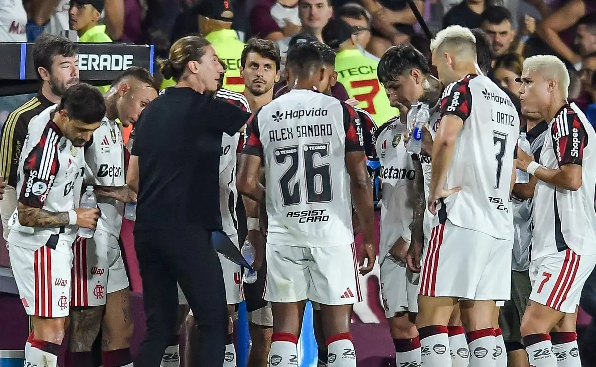 Derrota na Argentina leva Filipe Luís a mudanças no Flamengo contra o Lanús no Maracanã Derrota na Argentina leva Filipe Luís a mudanças no Flamengo contra o Lanús no Maracanã
