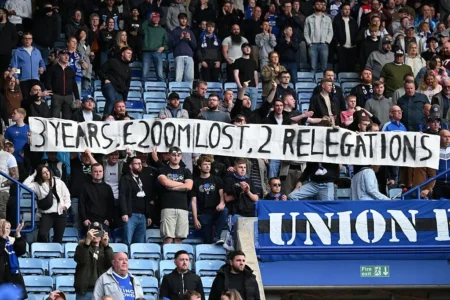 Dez anos após o título histórico, Leicester enfrenta crise e briga contra o rebaixamento à terceira divisão inglesa