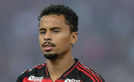Diniz contata Allan e Vasco busca empréstimo do volante do Flamengo