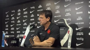 Diniz detalha condição física do Vasco: "Time tem saúde para jogar hoje e contra o Bahia"