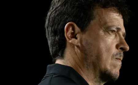 Diniz segue pressionado, Vasco mantém respaldo e aposta na sequência Diniz segue pressionado, Vasco mantém respaldo e aposta na sequência