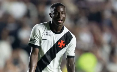 Diniz testa novo Vasco sem Coutinho e planeja mudanças contra o Fluminense; Hinestroza pode ser novidade Diniz testa novo Vasco sem Coutinho e planeja mudanças contra o Fluminense; Hinestroza pode ser novidade