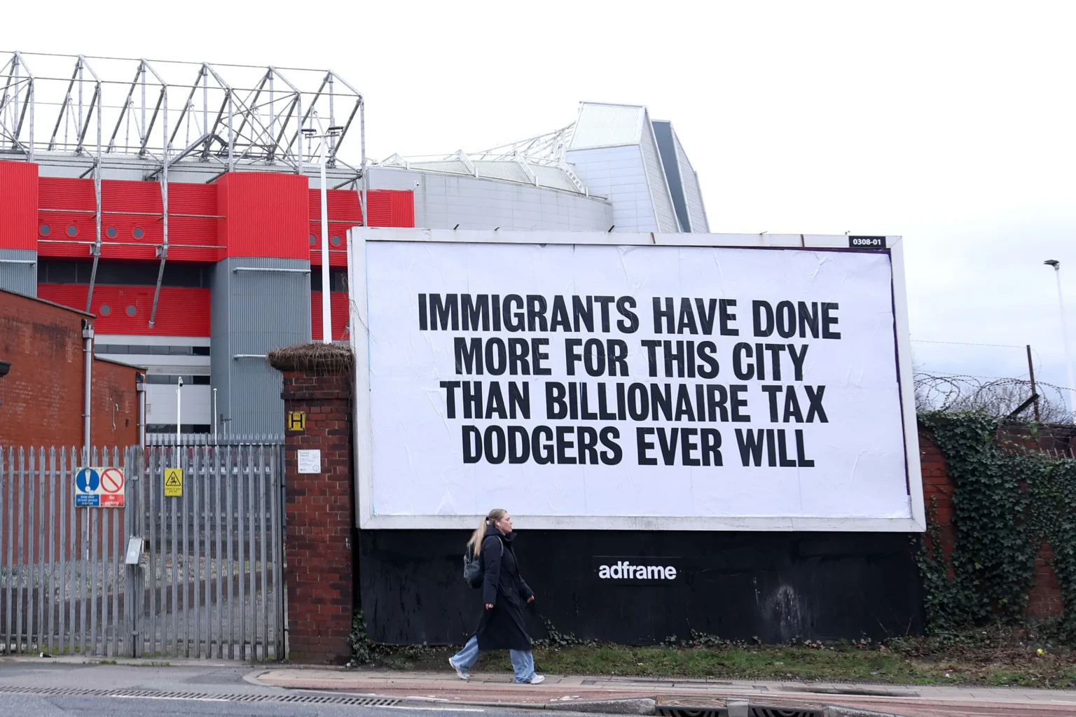 Dono do Manchester United enfrenta protestos em Old Trafford após declarações sobre imigração Dono do Manchester United enfrenta protestos em Old Trafford após declarações sobre imigração