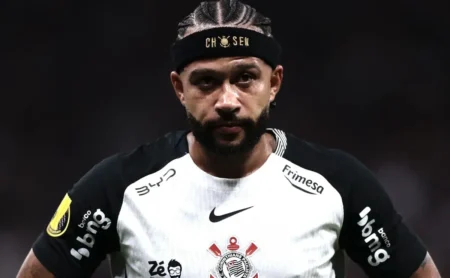 Dorival detalha problema físico de Memphis Depay e alerta sobre início de temporada do Corinthians