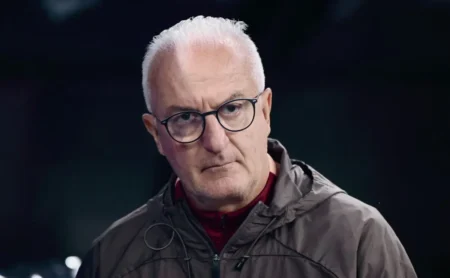 Dorival enfraquece o time com mudanças e Corinthians é derrotado pelo Palmeiras em atuação decepcionante de Depay