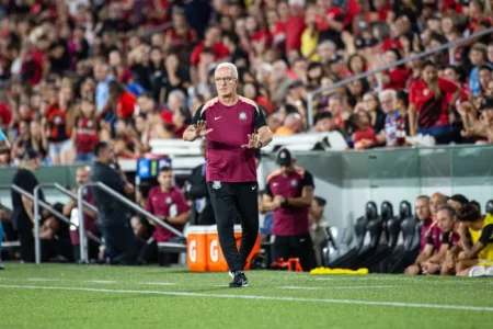 Dorival Júnior defende limite a estrangeiros no Brasil e alerta para consequências negativas