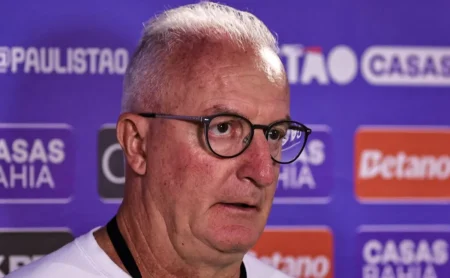 Dorival Júnior alerta para excesso de estrangeiros no futebol brasileiro e pede redução: “Pagaremos um preço alto”