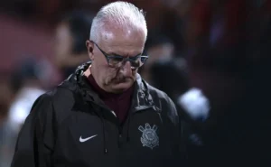 Dorival Júnior elogia atuação de Hugo Souza em Portuguesa x Corinthians: “Jogador fundamental” Dorival Júnior elogia atuação de Hugo Souza em Portuguesa x Corinthians: “Jogador fundamental”