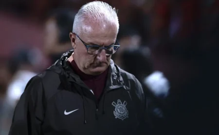 Dorival Júnior elogia atuação de Hugo Souza em Portuguesa x Corinthians: “Jogador fundamental” Dorival Júnior elogia atuação de Hugo Souza em Portuguesa x Corinthians: “Jogador fundamental”