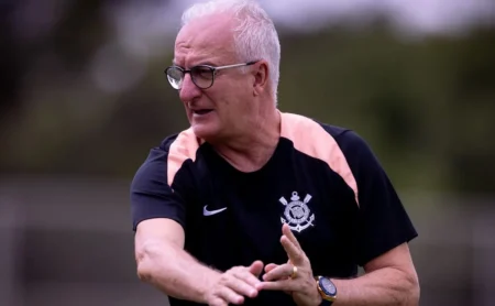 Dorival Júnior planeja alternativa para escalar titulares em Corinthians x Palmeiras Dorival Júnior planeja alternativa para escalar titulares em Corinthians x Palmeiras